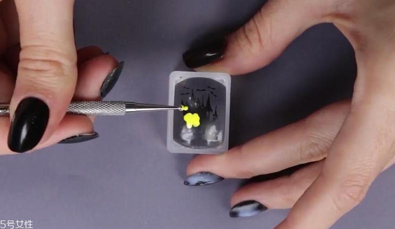 萬(wàn)圣節(jié)女巫美甲教程 零基礎(chǔ)也可以畫(huà)很美 萬(wàn)圣節(jié)女巫美甲教程 零基礎(chǔ)也可以畫(huà)很美