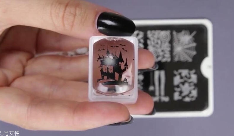 萬(wàn)圣節(jié)女巫美甲教程 零基礎(chǔ)也可以畫(huà)很美 萬(wàn)圣節(jié)女巫美甲教程 零基礎(chǔ)也可以畫(huà)很美