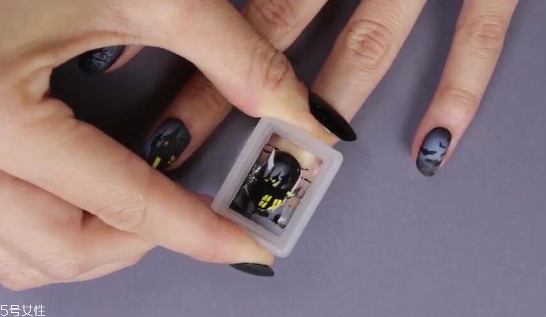 萬(wàn)圣節(jié)女巫美甲教程 零基礎(chǔ)也可以畫(huà)很美 萬(wàn)圣節(jié)女巫美甲教程 零基礎(chǔ)也可以畫(huà)很美