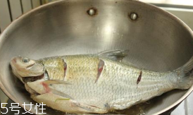 鳊魚的做法 鳊魚怎么挑刺 鳊魚的做法 鳊魚怎么挑刺