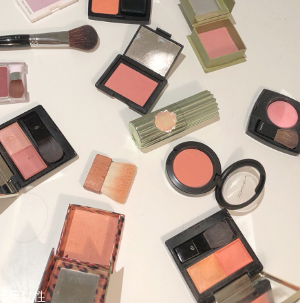 氣墊腮紅和粉狀腮紅哪個(gè)好 氣墊腮紅不會(huì)讓油肌悶痘 氣墊腮紅和粉狀腮紅哪個(gè)好 氣墊腮紅不會(huì)讓油肌悶痘