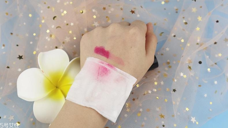 露華濃黑管440黃皮能用嗎 黃皮純素顏都能hold住 露華濃黑管440黃皮能用嗎 黃皮純素顏都能hold住