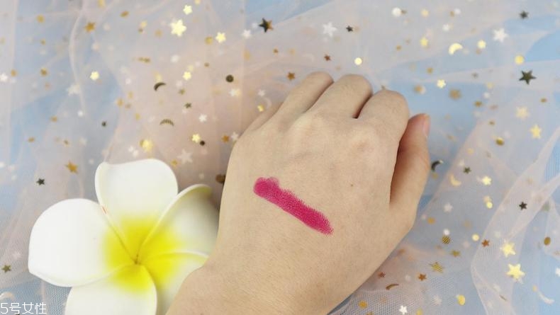 露華濃黑管440黃皮能用嗎 黃皮純素顏都能hold住 露華濃黑管440黃皮能用嗎 黃皮純素顏都能hold住