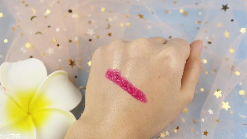 露華濃黑管440黃皮能用嗎 黃皮純素顏都能hold住 露華濃黑管440黃皮能用嗎 黃皮純素顏都能hold住