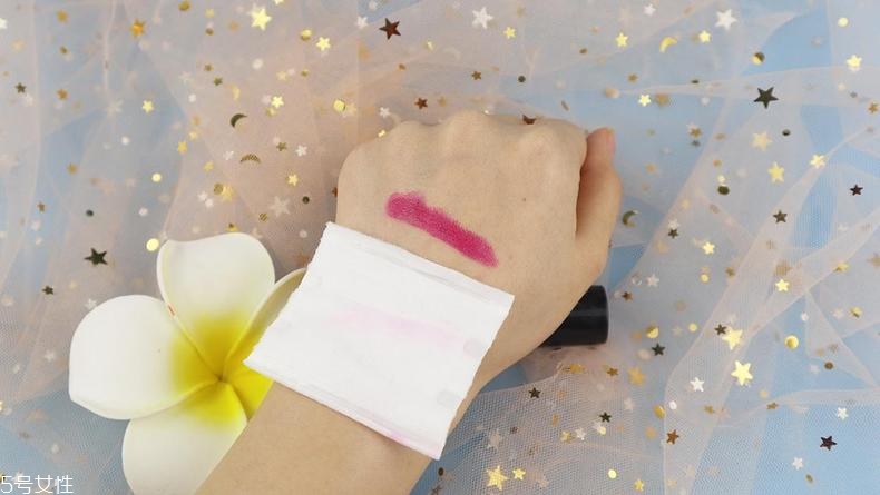 露華濃黑管440黃皮能用嗎 黃皮純素顏都能hold住 露華濃黑管440黃皮能用嗎 黃皮純素顏都能hold住