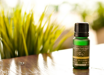 玫瑰精油的功效與作用 教你玫瑰精油的使用方法 玫瑰精油的功效與作用 教你玫瑰精油的使用方法