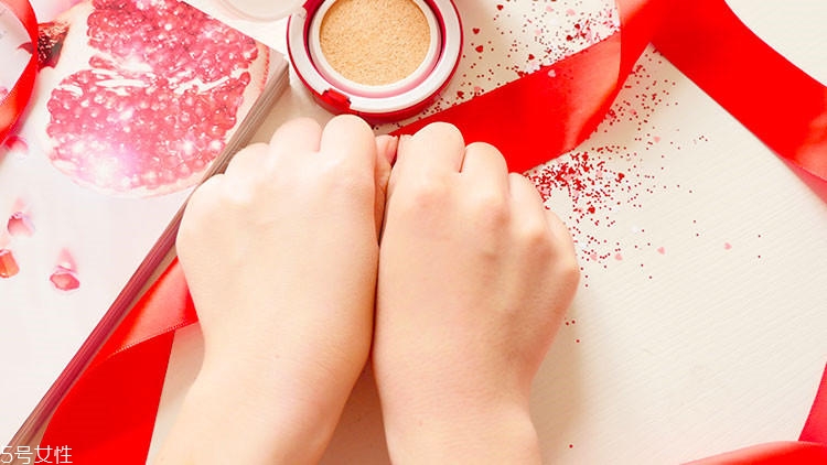 雅詩蘭黛紅石榴氣墊cc適合油皮嗎 清爽度評測 雅詩蘭黛紅石榴氣墊cc適合油皮嗎 清爽度評測