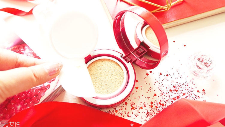 雅詩蘭黛紅石榴氣墊cc適合油皮嗎 清爽度評測 雅詩蘭黛紅石榴氣墊cc適合油皮嗎 清爽度評測