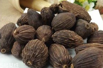 草果和肉蔻的區(qū)別 作用不同 草果和肉蔻的區(qū)別 作用不同