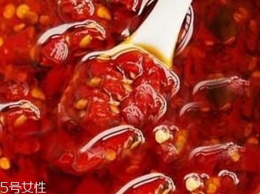 豆瓣醬和甜面醬的區(qū)別 一咸一甜 豆瓣醬和甜面醬的區(qū)別 一咸一甜