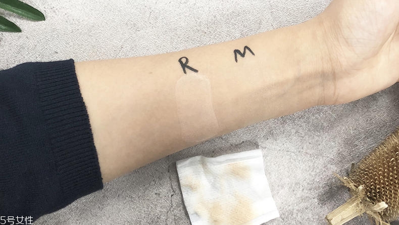 露華濃粉底液和mistine哪個(gè)好 2款平價(jià)好貨pk 露華濃粉底液和mistine哪個(gè)好 2款平價(jià)好貨pk