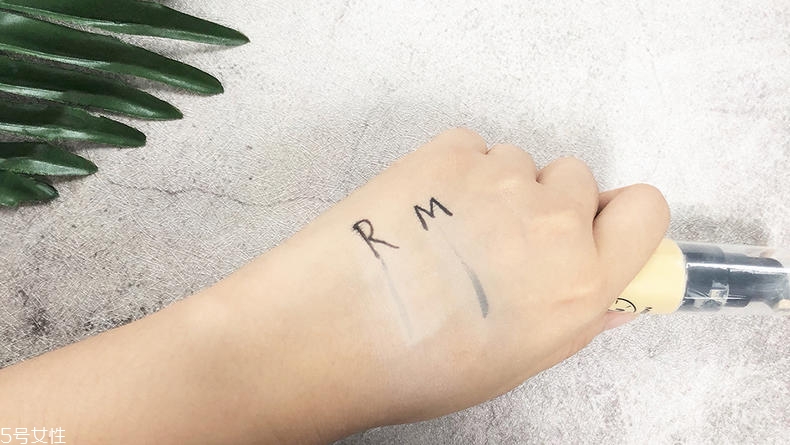 露華濃粉底液和mistine哪個(gè)好 2款平價(jià)好貨pk 露華濃粉底液和mistine哪個(gè)好 2款平價(jià)好貨pk