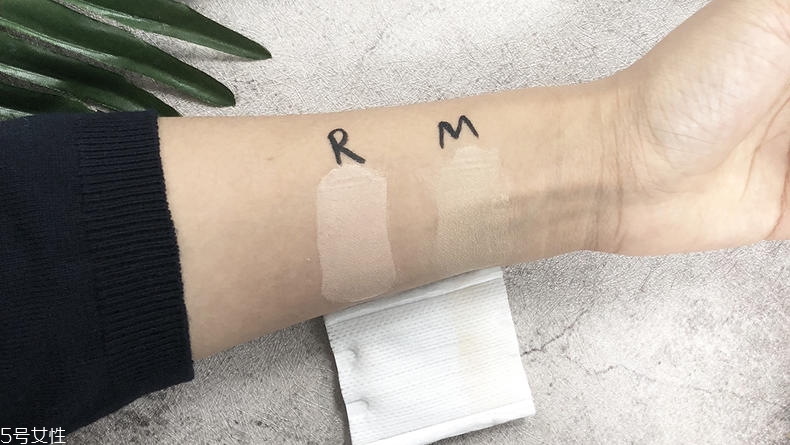 露華濃粉底液和mistine哪個(gè)好 2款平價(jià)好貨pk 露華濃粉底液和mistine哪個(gè)好 2款平價(jià)好貨pk