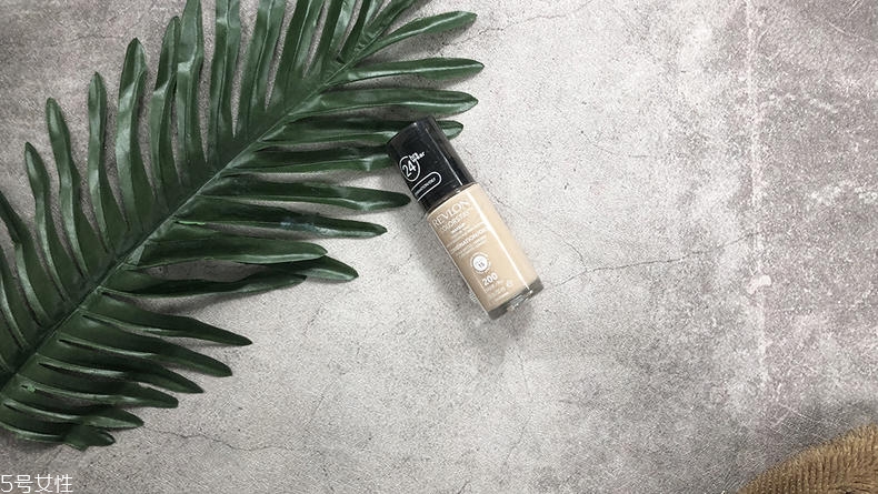 露華濃粉底液和mistine哪個(gè)好 2款平價(jià)好貨pk 露華濃粉底液和mistine哪個(gè)好 2款平價(jià)好貨pk