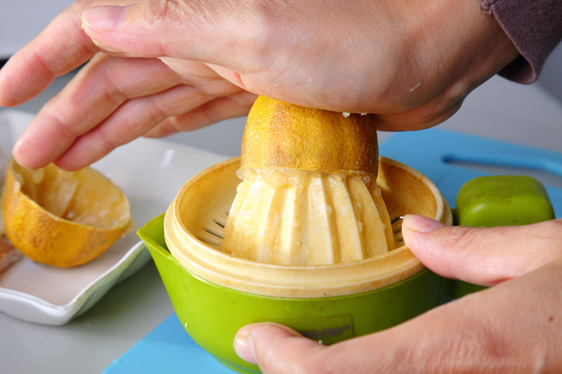 榨檸檬汁的制度方法 3招不用榨汁機(jī) 榨檸檬汁的制度方法 3招不用榨汁機(jī)