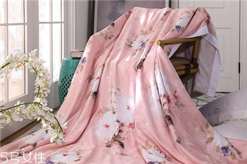 蠶絲被上有黃斑怎么洗 首選局部清潔 蠶絲被上有黃斑怎么洗 首選局部清潔