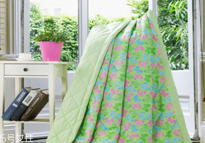 夏涼被可以用洗衣機(jī)洗嗎 根據(jù)材質(zhì)決定 夏涼被可以用洗衣機(jī)洗嗎 根據(jù)材質(zhì)決定