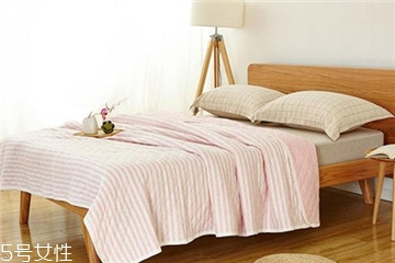 夏涼被可以用洗衣機洗嗎 根據(jù)材質(zhì)決定 夏涼被可以用洗衣機洗嗎 根據(jù)材質(zhì)決定