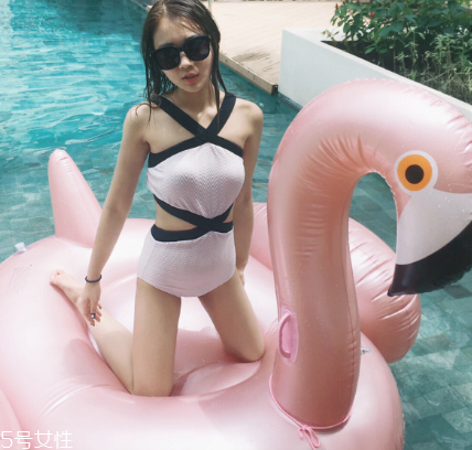 泳衣里面穿什么 這些知識要清楚 泳衣里面穿什么 這些知識要清楚