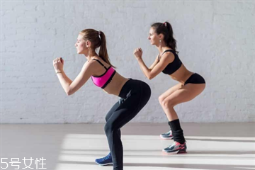 深蹲的標(biāo)準(zhǔn)動作 深蹲的正確姿勢 深蹲的標(biāo)準(zhǔn)動作 深蹲的正確姿勢