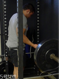 深蹲的標(biāo)準(zhǔn)動作 深蹲的正確姿勢 深蹲的標(biāo)準(zhǔn)動作 深蹲的正確姿勢