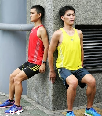 深蹲的標(biāo)準(zhǔn)動作 深蹲的正確姿勢 深蹲的標(biāo)準(zhǔn)動作 深蹲的正確姿勢