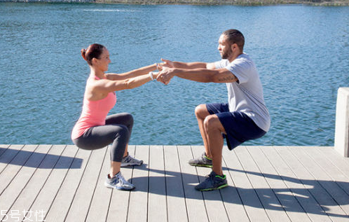 負重深蹲一天做多少好 不在于數(shù)量而在于質(zhì)量 負重深蹲一天做多少好 不在于數(shù)量而在于質(zhì)量