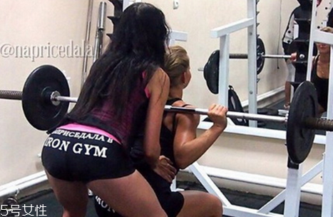負重深蹲一天做多少好 不在于數(shù)量而在于質(zhì)量 負重深蹲一天做多少好 不在于數(shù)量而在于質(zhì)量