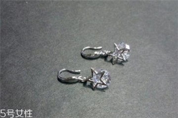 純銀耳釘為什么會變黑 保養(yǎng)方法要掌握 純銀耳釘為什么會變黑 保養(yǎng)方法要掌握