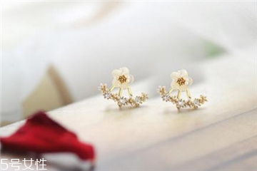 純銀耳釘變黑了怎么辦 用這幾招恢復(fù)光澤 純銀耳釘變黑了怎么辦 用這幾招恢復(fù)光澤