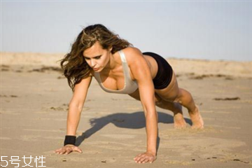 俯臥撐一天做多少合適 做俯臥撐的注意事項(xiàng) 俯臥撐一天做多少合適 做俯臥撐的注意事項(xiàng)