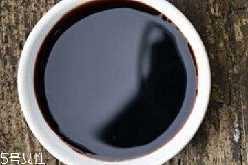 醋為什么能軟化魚刺 因?yàn)楹写姿?>
               <p class=