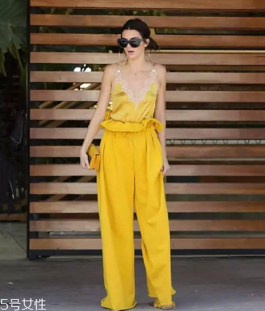 吊帶怎么穿好看 三種搭配清涼一夏 吊帶怎么穿好看 三種搭配清涼一夏