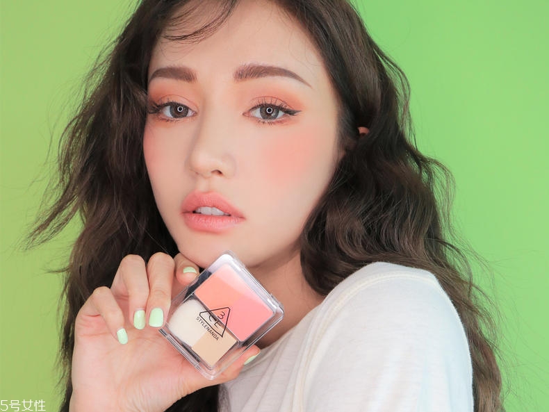 3ce新款雙色腮紅怎么選色號 5個色號買到就是賺到 3ce新款雙色腮紅怎么選色號 5個色號買到就是賺到