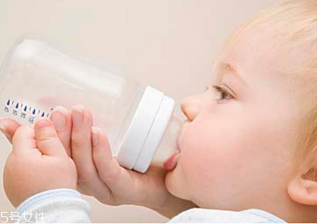 新生兒吐奶怎么回事?新生兒吐奶處理辦法 新生兒吐奶怎么回事?新生兒吐奶處理辦法