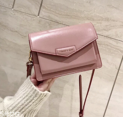 小ck郵差包尺寸多大 容量絕對夠 小ck郵差包尺寸多大 容量絕對夠