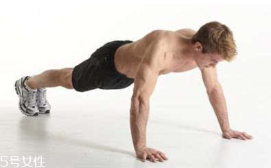 俯臥撐天天做好還是隔天做 看個人體質(zhì) 俯臥撐天天做好還是隔天做 看個人體質(zhì)