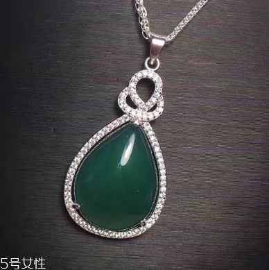 玉髓和玉的區(qū)別 要學(xué)會(huì)分清 玉髓和玉的區(qū)別 要學(xué)會(huì)分清