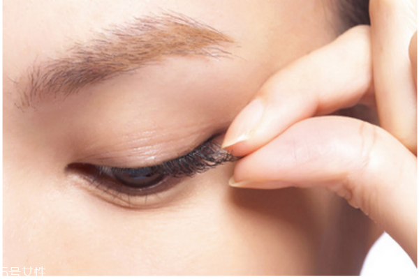 假睫毛怎么貼自然，你不知道的事
