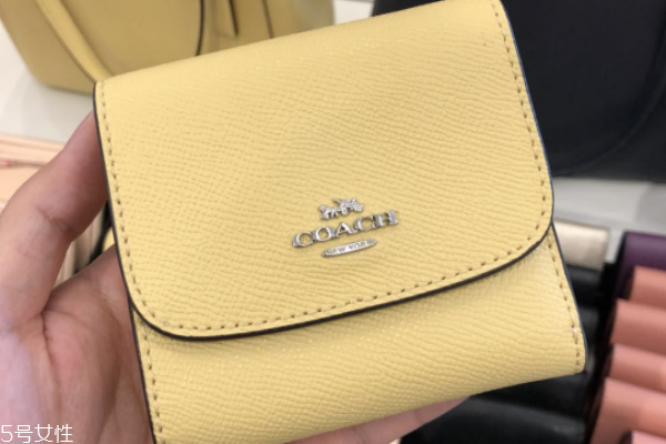 coach錢包是真皮的嗎 看不同款式 coach錢包是真皮的嗎 看不同款式