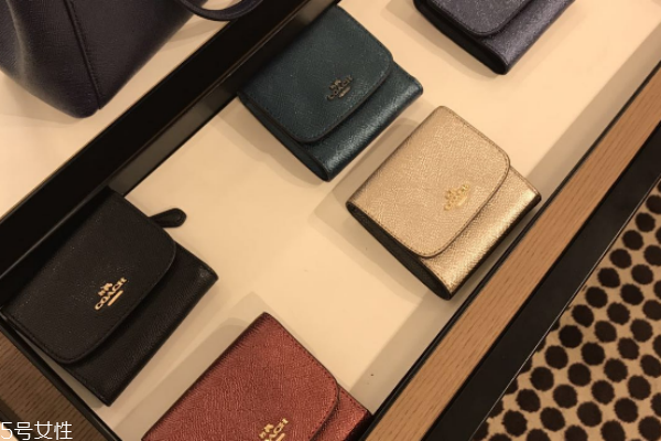 coach錢包是真皮的嗎 看不同款式 coach錢包是真皮的嗎 看不同款式