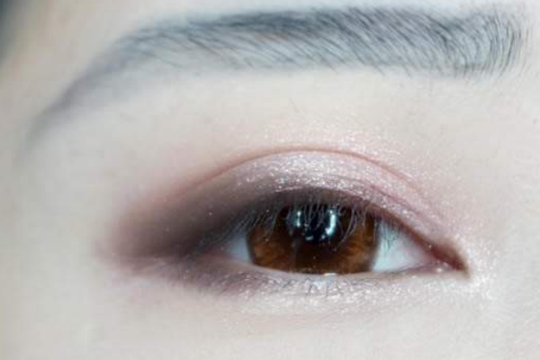 如何畫(huà)大眼娃娃妝？瞬間變成甜美可人少女