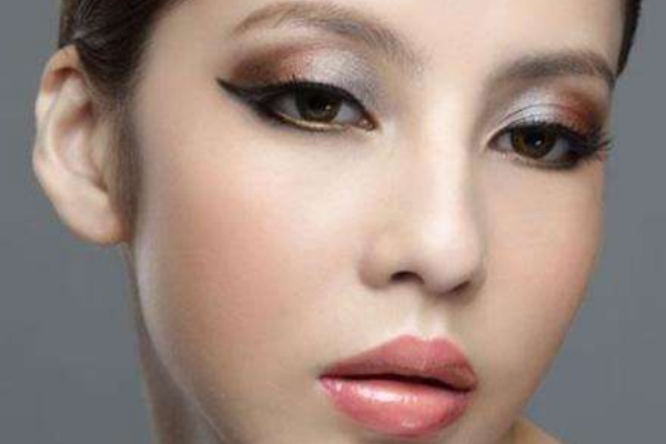 如何畫(huà)大眼娃娃妝？瞬間變成甜美可人少女