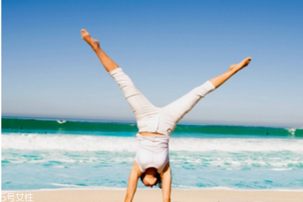 腿向上靠墻式正確姿勢 腿向上靠墻式的好處 腿向上靠墻式正確姿勢 腿向上靠墻式的好處