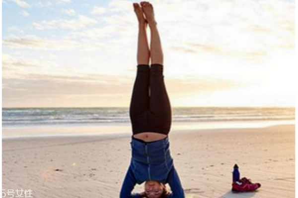 腿向上靠墻式正確姿勢 腿向上靠墻式的好處 腿向上靠墻式正確姿勢 腿向上靠墻式的好處