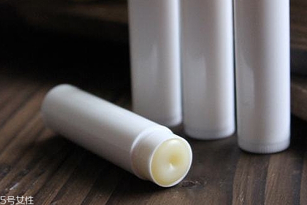 潤唇膏主要成分有哪些 這些成分能對抗紫外線 潤唇膏主要成分有哪些 這些成分能對抗紫外線