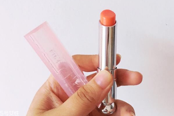 妝前打底用什么潤(rùn)唇膏好 這種潤(rùn)唇膏不影響妝效 妝前打底用什么潤(rùn)唇膏好 這種潤(rùn)唇膏不影響妝效