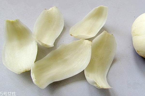 干百合是什么顏色的 白色或微黃色 干百合是什么顏色的 白色或微黃色