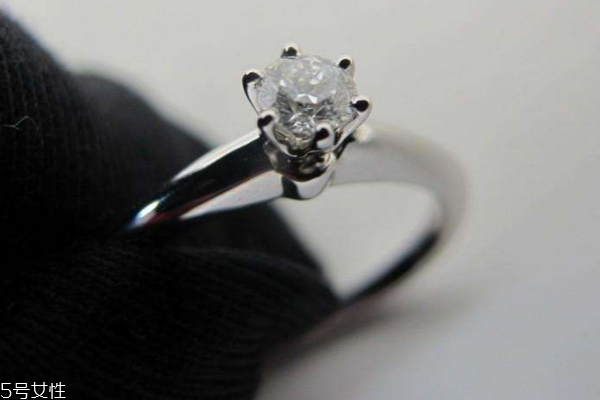 鉑金戒指尺寸怎么量 合適尺寸很重要 鉑金戒指尺寸怎么量 合適尺寸很重要