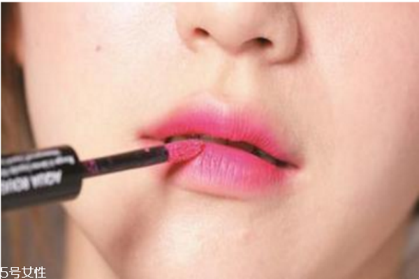 韓國(guó)咬唇妝的畫(huà)法，瞬間變成可愛(ài)少女